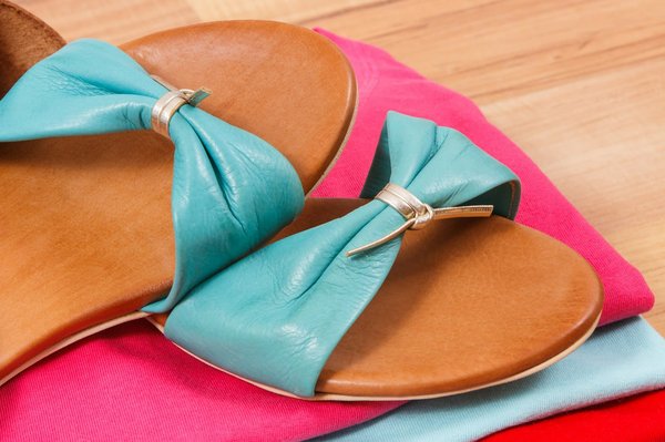 Quelle est la meilleure manière de porter des sandales à talons avec une robe midi pour un look chic et décontracté?