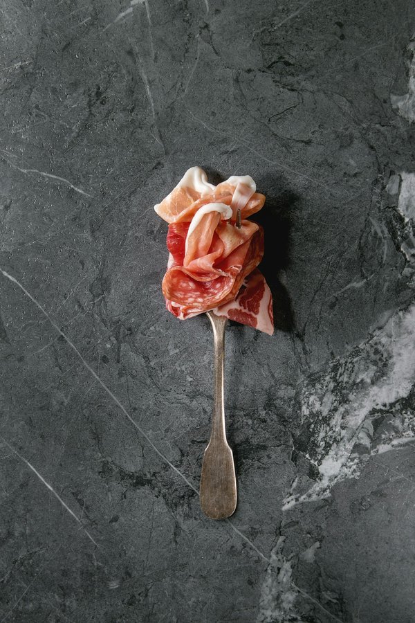 Quelles astuces pour assortir des accessoires métalliques avec une tenue de soirée dorée?